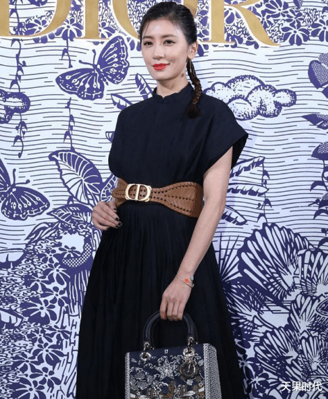 贾静雯|别看贾静雯中年发福,但是人家会穿,一条拖地裙轻松打造纤瘦身姿