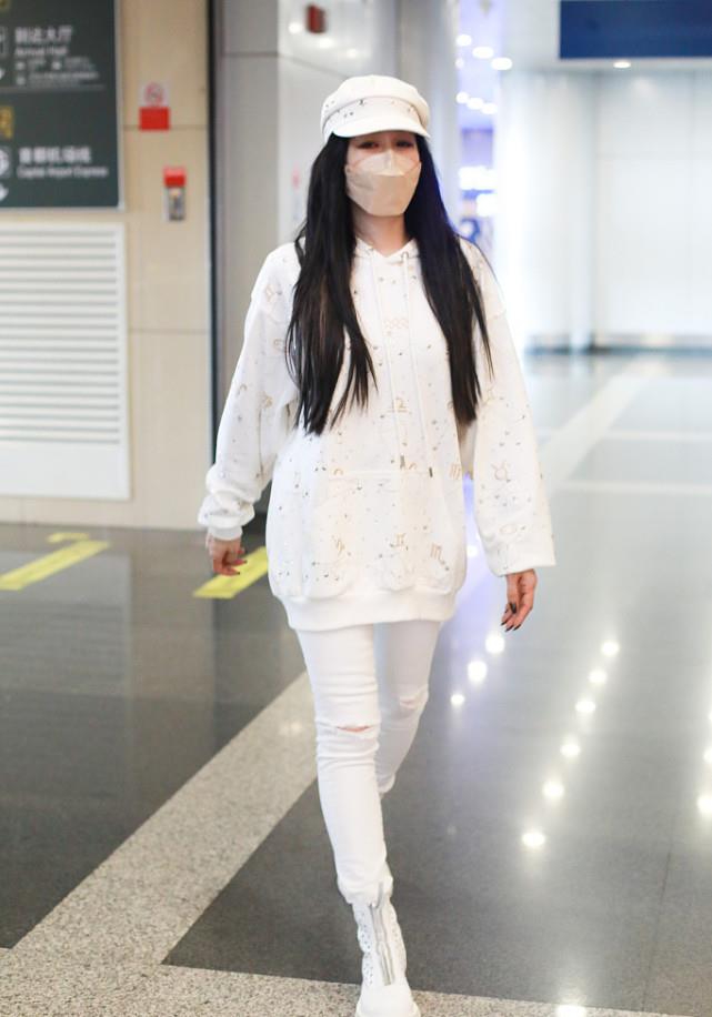 可馨育娃|钟丽缇的身材跟小姑娘没区别,穿高腰短裤看不出赘肉,反而更显嫩