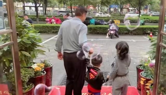 运势 奇奇悦悦九江之旅泡汤，一家人依依惜别，许敏长发及腰颜值高