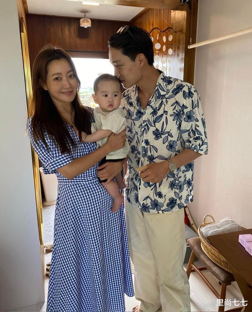 里尚七七|金喜善颜值崩了，“硅胶脸”自然感输宋慧乔，上唇长出“八字胡”