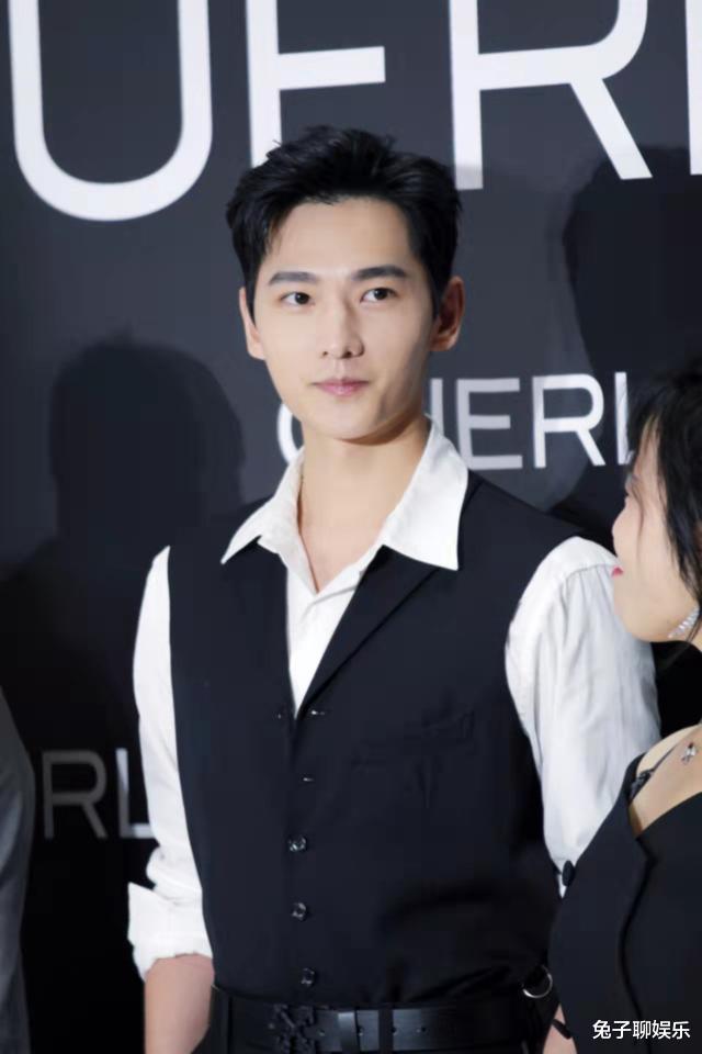 杨洋|杨洋称最大梦想是进军校,谈父母泪崩,新剧《特战荣耀》多会播?