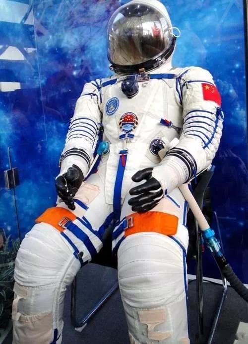 宇航服为什么那么贵?用完后为什么不带回地球?