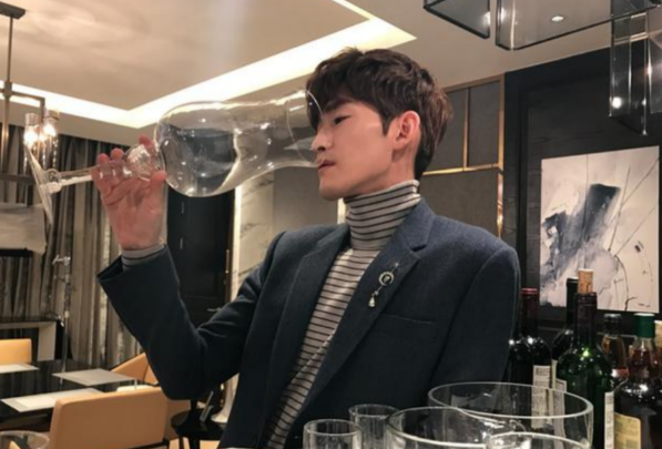 十万个家居为什么|张翰晒出自己家豪宅，客厅放着巨型钢铁侠模型，比自己身高都还高