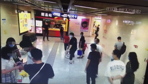 女孩 地铁站，女孩发现被偷拍大声呼喊，偷拍男子被生擒