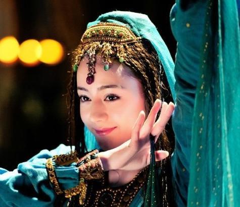 迪丽热巴|迪丽热巴玩手机，当镜头绕到正面，看到她胳肢窝，有点大煞风景！