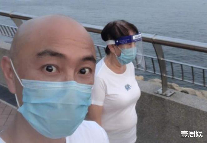 翁虹|52岁翁虹深夜晒照，直言跟丈夫分开14个月，如今终于熬出头！