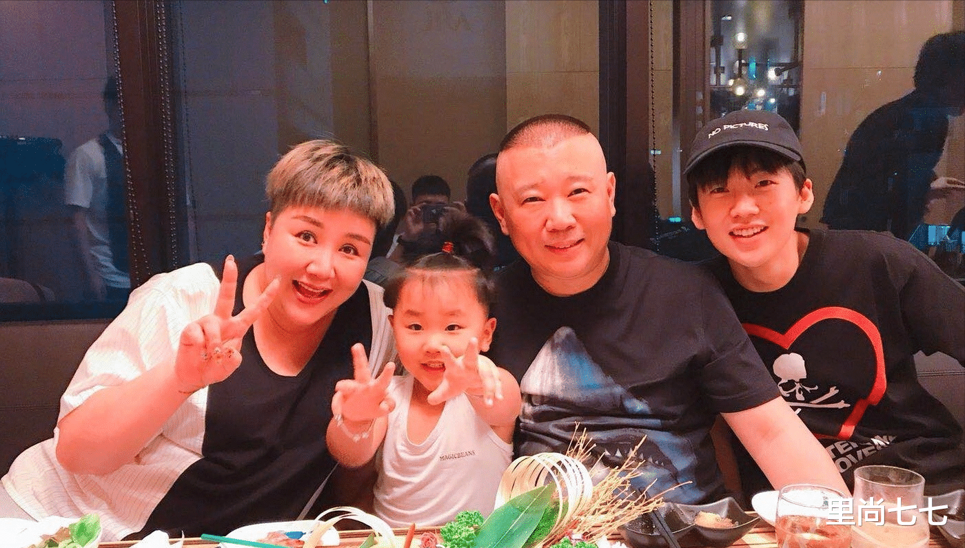 郭德纲|郭德纲罕见晒俩儿子,小儿子手臂胖成“莲藕节”,戴金手镯似福娃