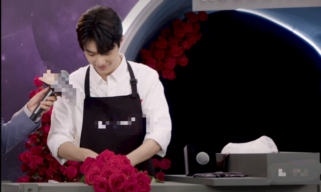 肖战|肖战出席直播活动，造型清爽似少年，秒登海外热搜人气不减