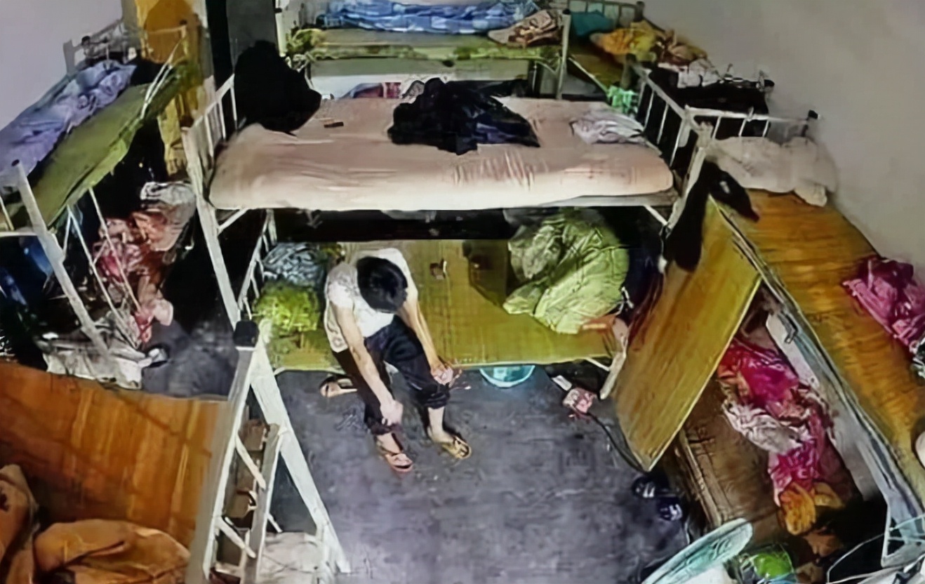 宿舍|一间出租屋挤下7个人，中介上门要房租时被吓到报警，结局亮了