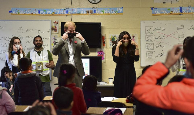 许佳琪|凯特与梅根同穿小黑裙，嫂子赢在婆婆的珍珠手链，弟媳也变小可爱