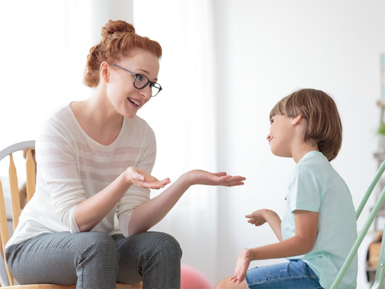 格格巫育儿|我家4岁半的孩子在商店里偷拿了一个糖果，我该怎么教育他？