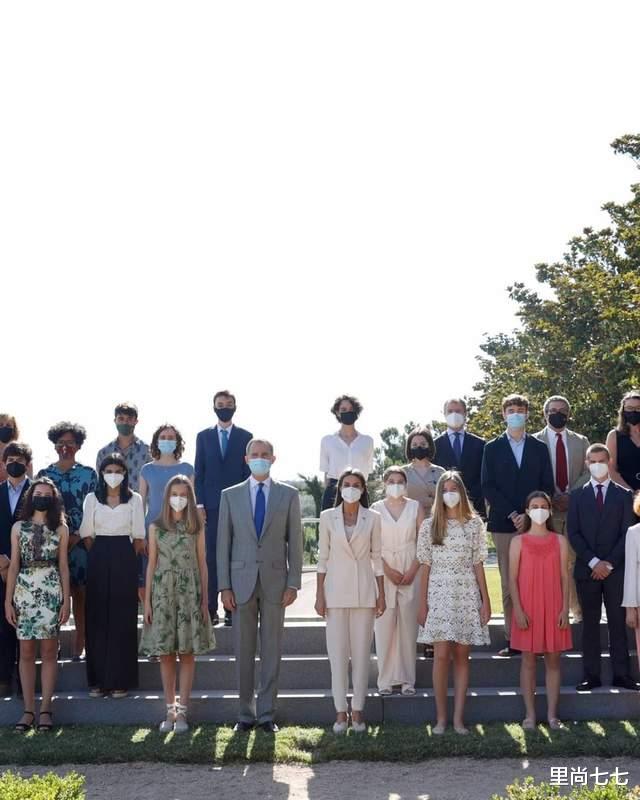 里尚七七|西班牙长公主变大人，首穿王后同款高跟走不稳，依旧没175妹妹高