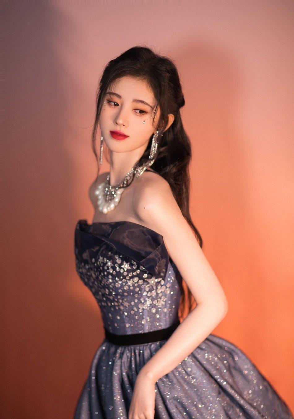 晚礼服|烟花下的鞠婧这么浪漫?穿深蓝色纱纱裙,满身星星自带梦幻朦胧美