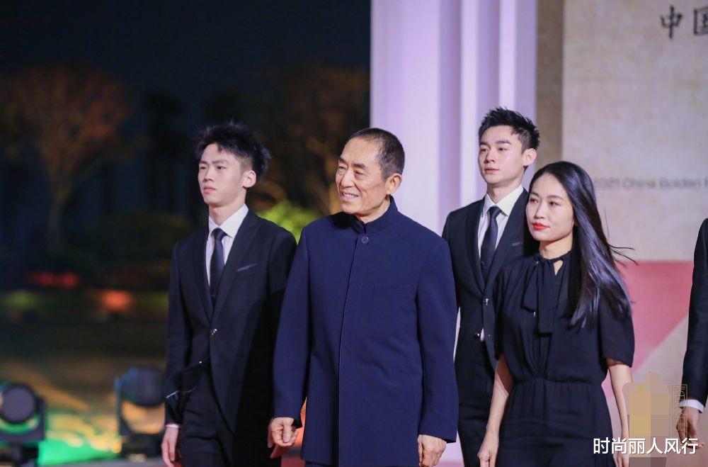 张艺谋|张艺谋带女儿霸气走红毯！女儿高调亮相成大赢家，穿黑色太优雅