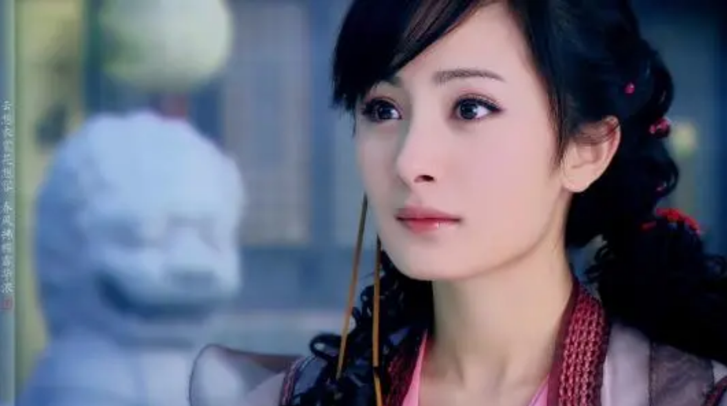 杨幂|杨幂代言睡衣太撩人，热带风情气息掩盖不住，一双大长腿让人羡慕