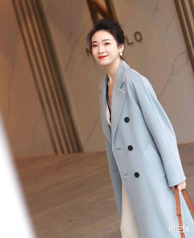 何三沫 简约款大衣不会过时,一件就可以穿很久,但前提是要会搭配才好看