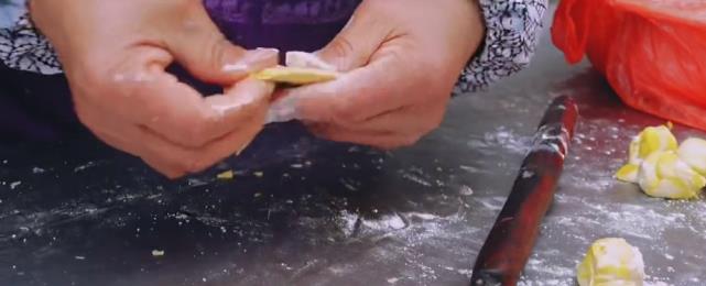 寸步不离的感觉 安徽农村夫妻路边卖特色小吃,5毛一个比拳头大,20年风雨无阻