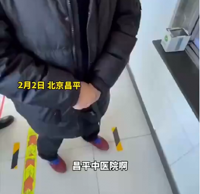 国内社会速递 手指被切一个大口子，挂急诊医生不在，工作人员玩手机不帮挂号