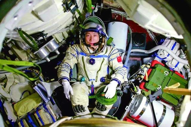 杨利伟 杨利伟回国后，为什么不能再上太空，也不敢露面呢？他现状如何？