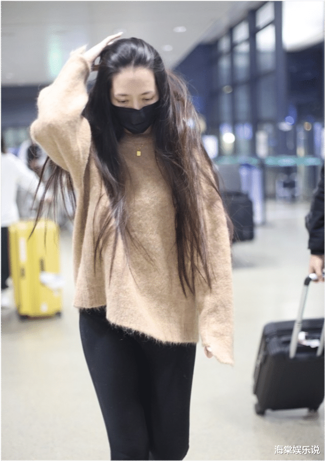 郭碧婷|向华强抱娃一脸慈爱，郭碧婷在机场被拍巧遮肚子，双腿粗壮被催生