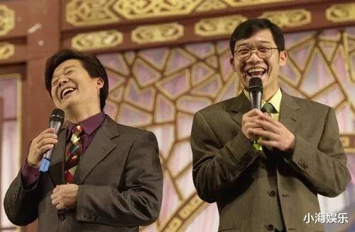 侯耀华|相声演员奇志办收徒仪式，74岁侯耀华坐C位，众弟子跪地齐喊师爷