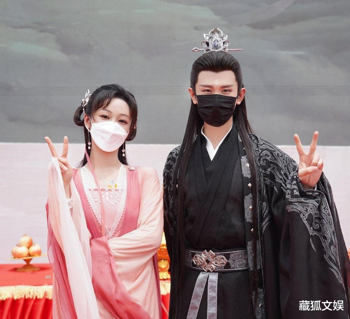 成毅|成毅新剧曝饭拍路透，坐地小酌侧颜帅气，表演状态不及杨紫松弛