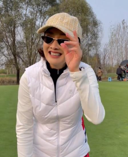 关晓彤|48岁牛莉打高尔夫！穿红裤子被夸喜庆身材好，进球后开心到跳舞