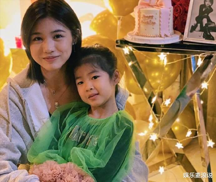 章子怡|章子怡大方晒出女儿近照，母女互动太有爱，网友直呼翻版小章子怡