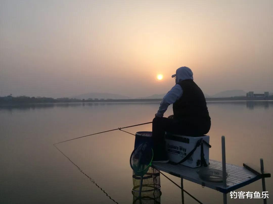 饵料|白天太热不好钓鱼，可选择夜钓；小鱼闹钩，看漂抓口是关键