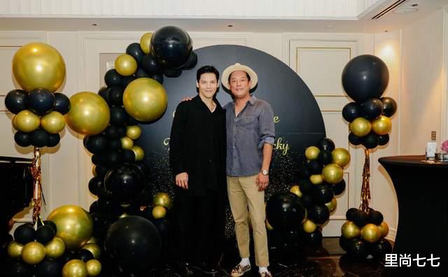 里尚七七|向佐一家内地终要团聚，向太身材暴瘦变化大，女儿正脸超像郭碧婷