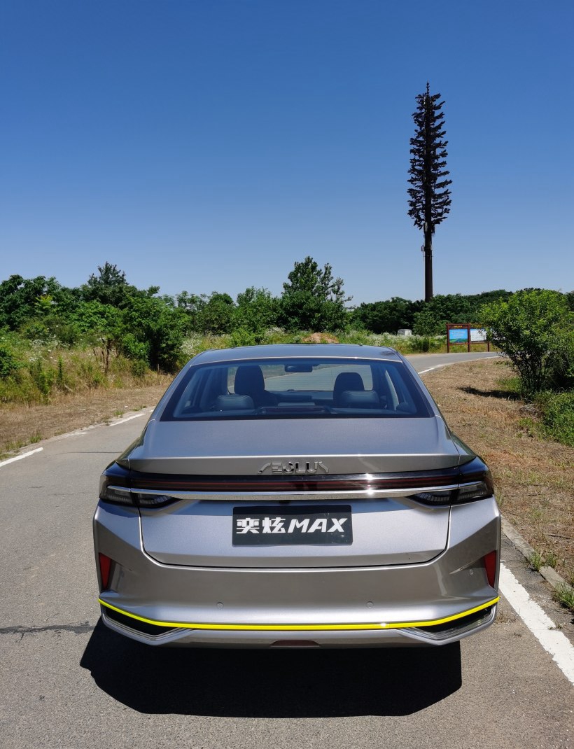 SUV|东风终于造出“颜值帝”，宽近1米9，1.5T爆发203马力，竞争星瑞