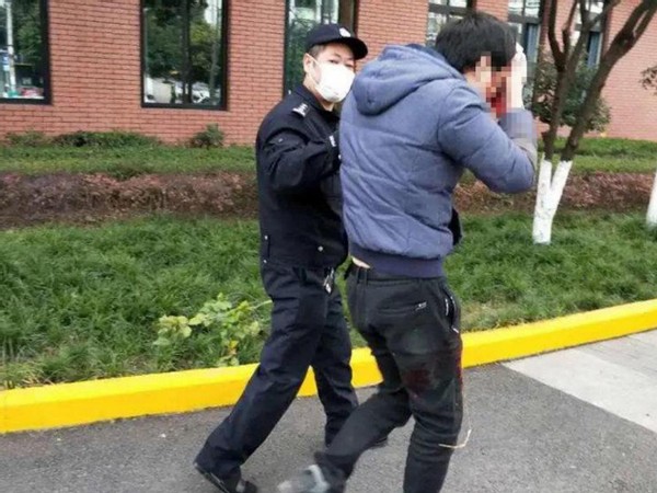 神鸟知讯资讯站 醉酒女房客差评威胁外卖员陪酒，对方上门后却报警：他摸我