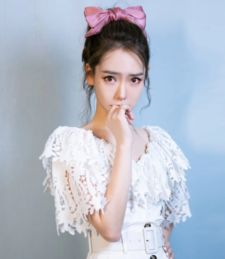 灵熙说珠宝 戚薇：高颜值，风格多样化，不管是性感、可爱、酷炫都能驾驭