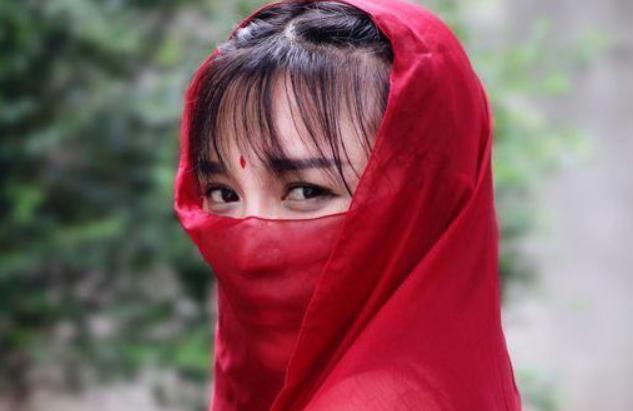 李子柒|李子柒参加微博之夜，站在白宇和李现中间，太矮了显得格格不入？