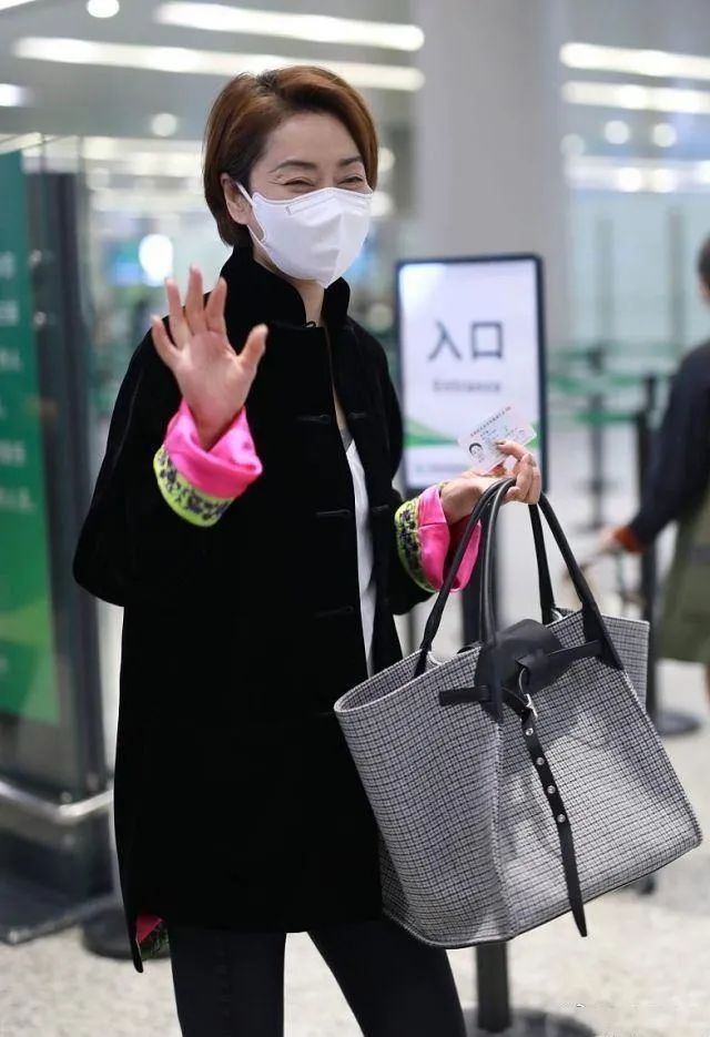 晓说时尚儿 毛阿敏把“飞鼠裤”带火了，配奶奶衫复古洋气，成中年人穿搭榜样