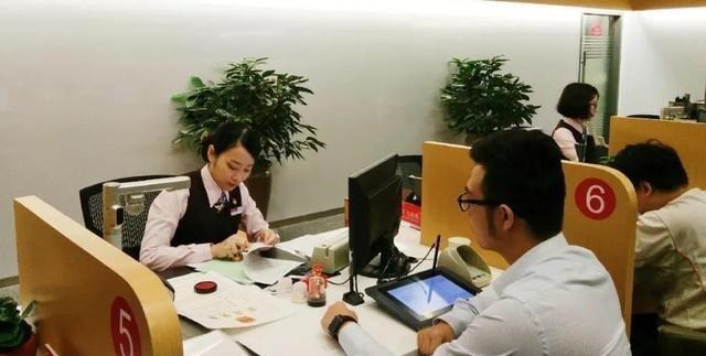 教教你家娃|多地老人在银行门口排起长队，放弃利息也要取钱，发生了什么