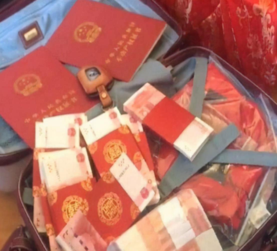 一只麦兜 陈亚楠否认拿过大衣哥家的钱,对百万结婚彩礼钱,选择避而不谈