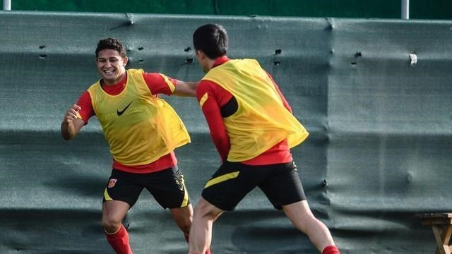 国足|国足9号将正式易主，李铁钦点一人挑起中锋大梁，曾被里皮用废