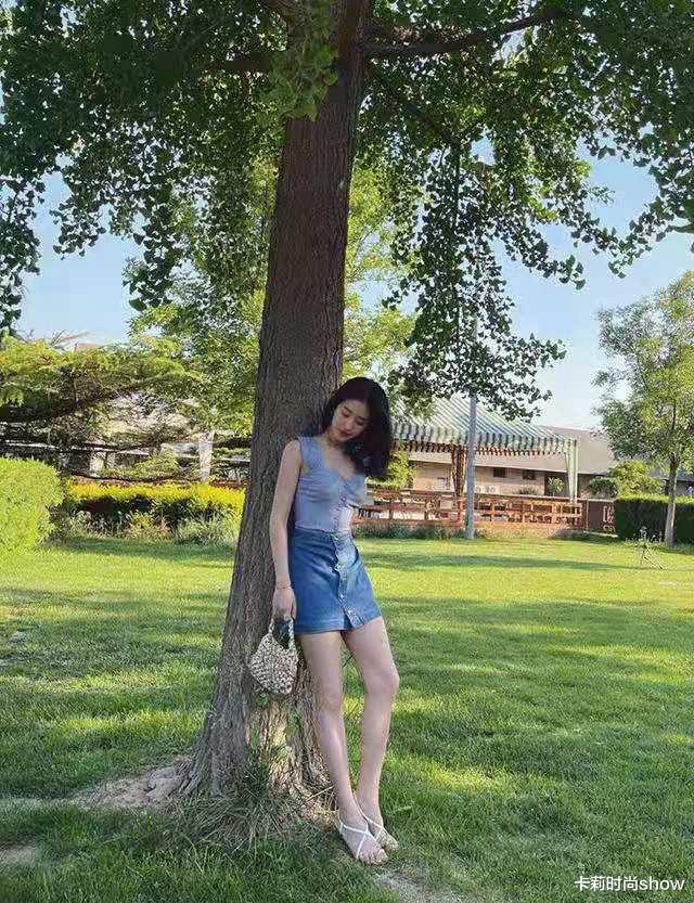 卡莉时尚show|杨采钰太有东方美了，随便打扮都美得大方，穿背心都有法式风情