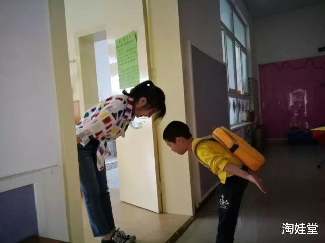 淘娃堂|大S女儿“公主坐姿”获赞,网友:好教养伪装不了,细节上体现真实