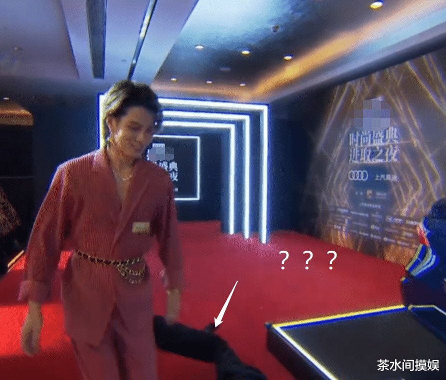 娄艺潇|明星红毯抢镜花招多：有人脱手套秀美甲，有人捧碗走红毯