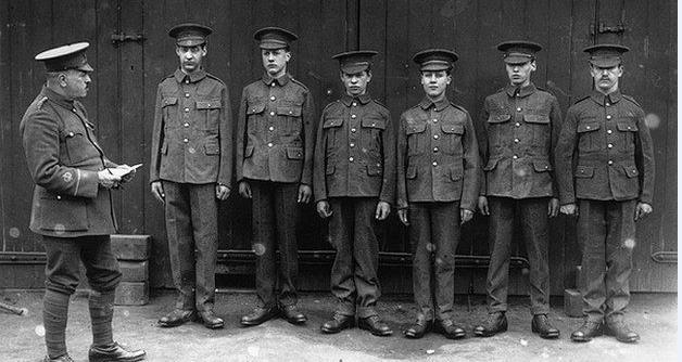 |为了得奖励不择手段，英军在第一世界大战期间招募未成年人入伍