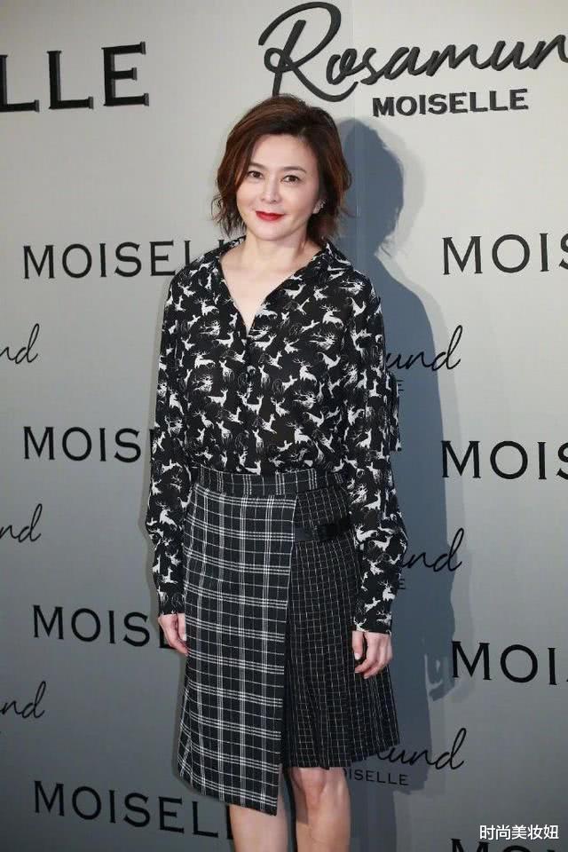 |58岁关之琳真有少女感，穿印花连衣裙配短发，哪像是奶奶辈的人