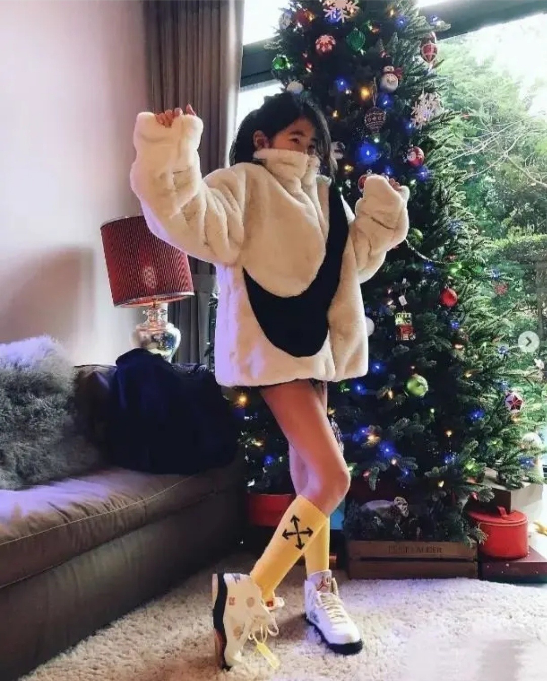 吴速玲|吴速玲买炸鸡奖励爱女陪其工作，11岁Grace穿露脐衫，颜值逆袭