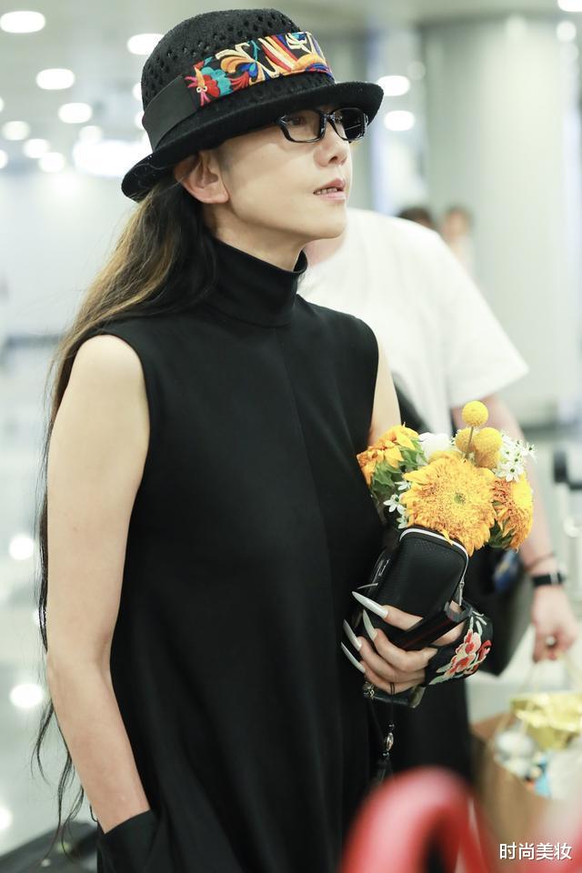 时尚美妆|62岁杨丽萍现身机场照晒出，放大10倍后惊艳网友，皮肤白皙光滑
