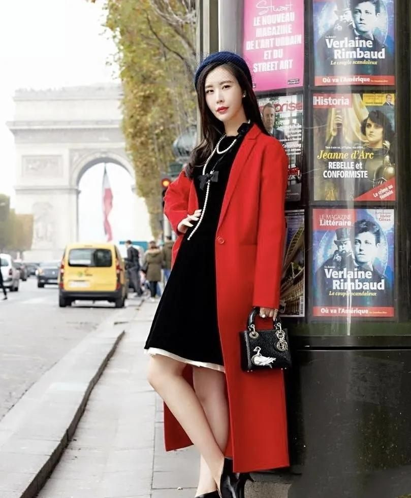 潮帮先生 田朴珺美到了巴黎街头,身披红色大衣戴宽檐帽,终于有了贵妇气质