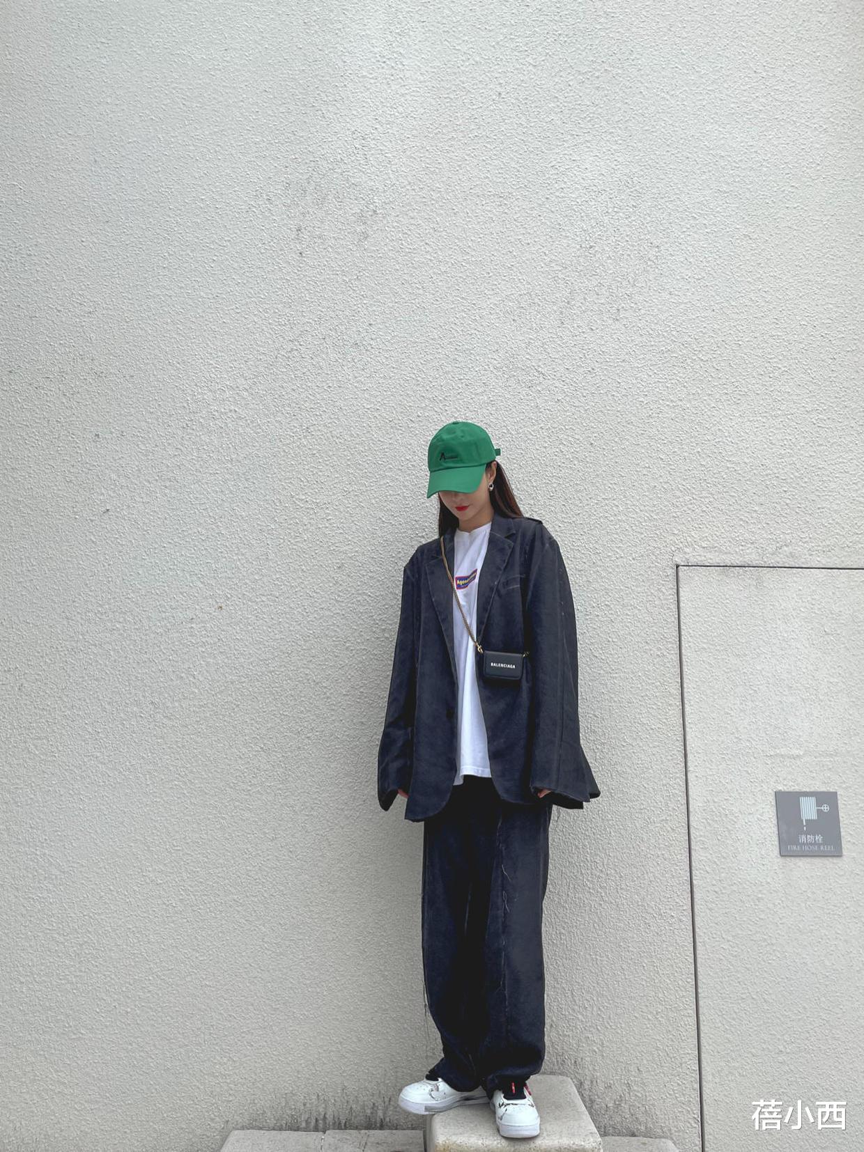 蓓小西|沈梦辰才是“时髦精”代表,穿宽松西装套装配棒球帽,照穿时髦爆