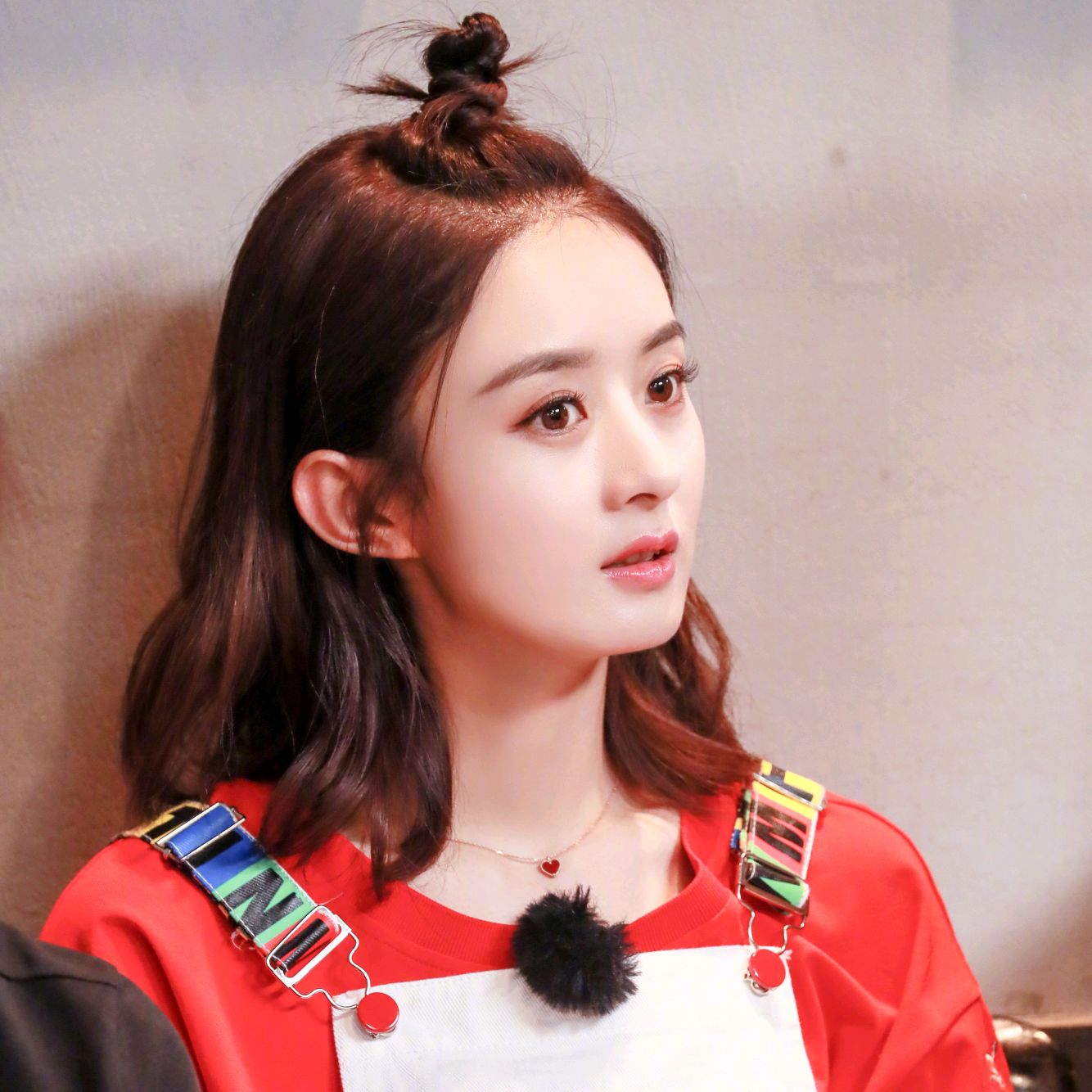 胡歌|赵丽颖新写真翻车:绿衣搭配白腿袜土到爆,眼袋水肿拉低颜值