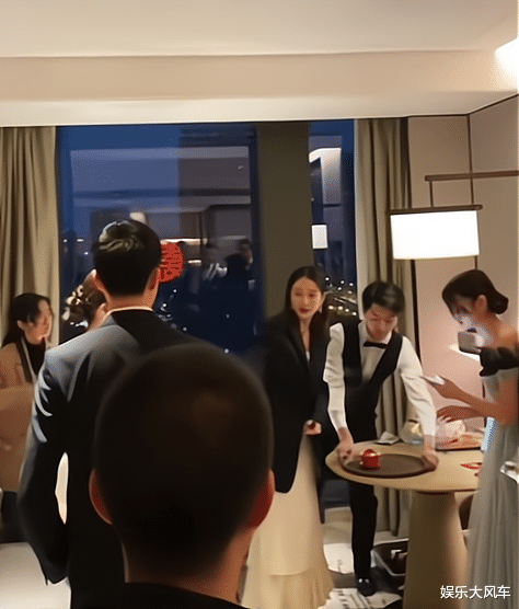 王鸥|王鸥带何久华参加妹妹婚礼，两人同坐主桌，小腹发福疑似好事将临