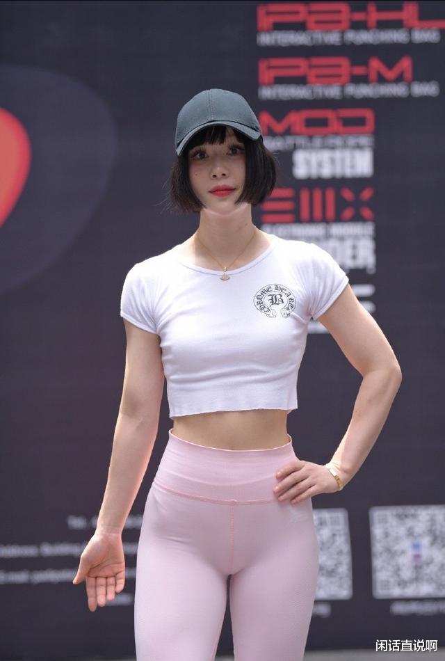 潮范儿|短发女生最好这样穿衣服,白色T恤搭配粉色打底裤,尽显时尚魅力